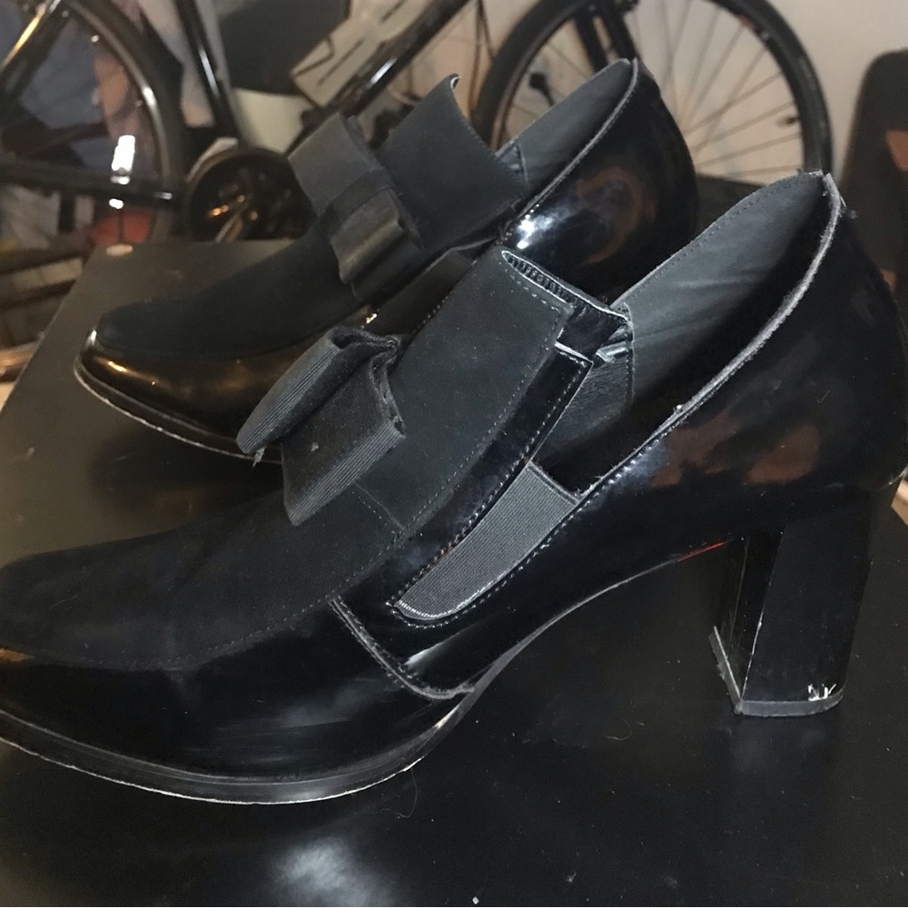 Black patent leather heeled shoes